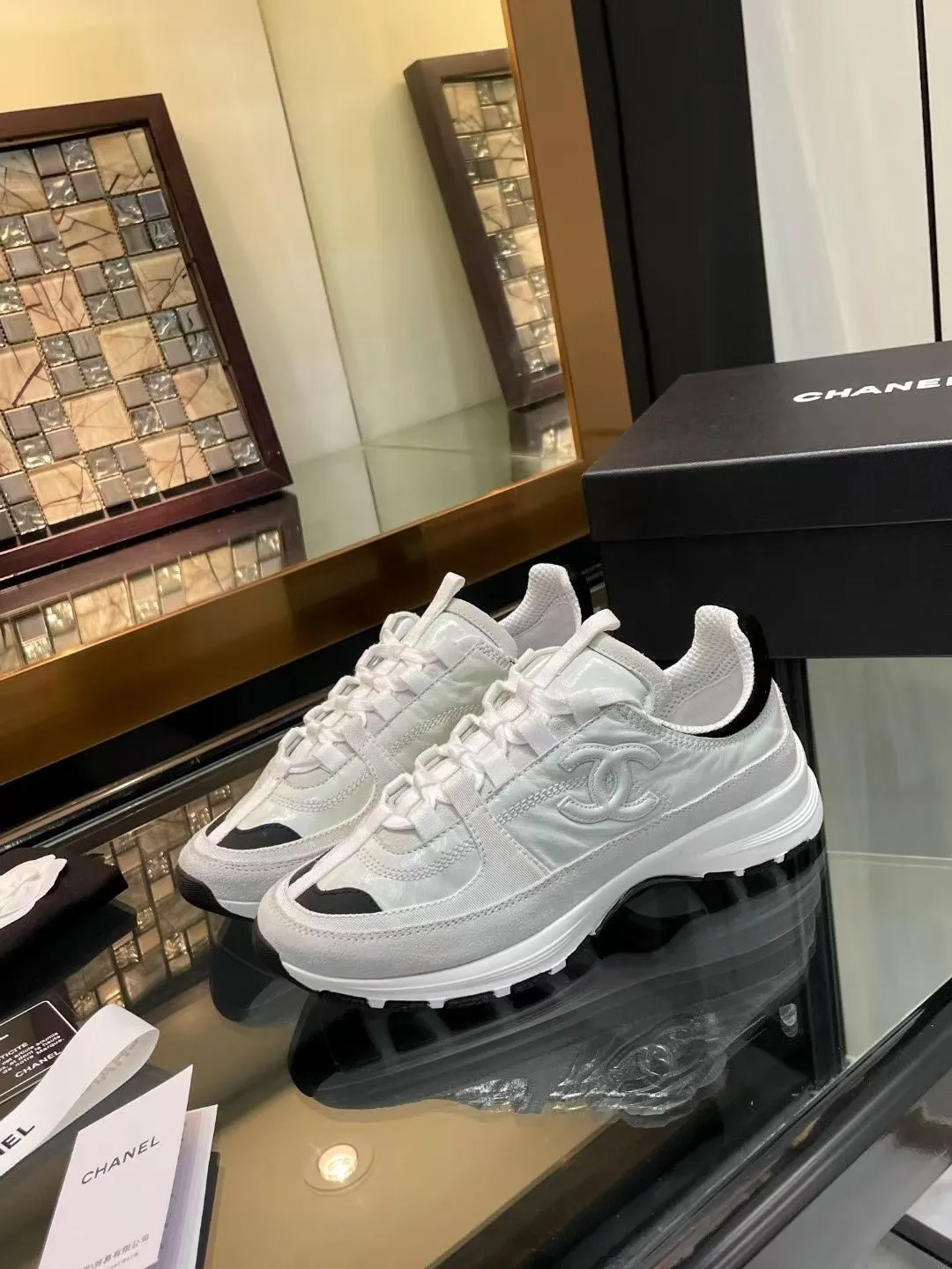 👟👟Ex-factory price 600👟👟Chanel Chanel 25SS latest white shoes, casual sports shoes, skate shoes, original purchase, development and production. Xiaoxiang C’s counter is another super hot model, loved by Internet celebrity bloggers and ladies, various praises on social platforms, super popular, high quality, breathable and super spring and summer. Seeing this issue always arouses the inner desire of girls for fashion. The latest calfskin material Classic black and white color scheme, fashionable on the feet and easy to care for #Material: Original customized imported cowhide material #Inner lining: Customized soft sheepskin lining #Sole: Original open-molded TPU non-slip outsole #Sole thickness: 2.5CM Size: 35-40 (custom-made size 40 is not returnable)
